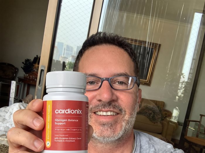 Homme tenant son flacon de Cardionix, cure quotidienne suivie sur la durée
